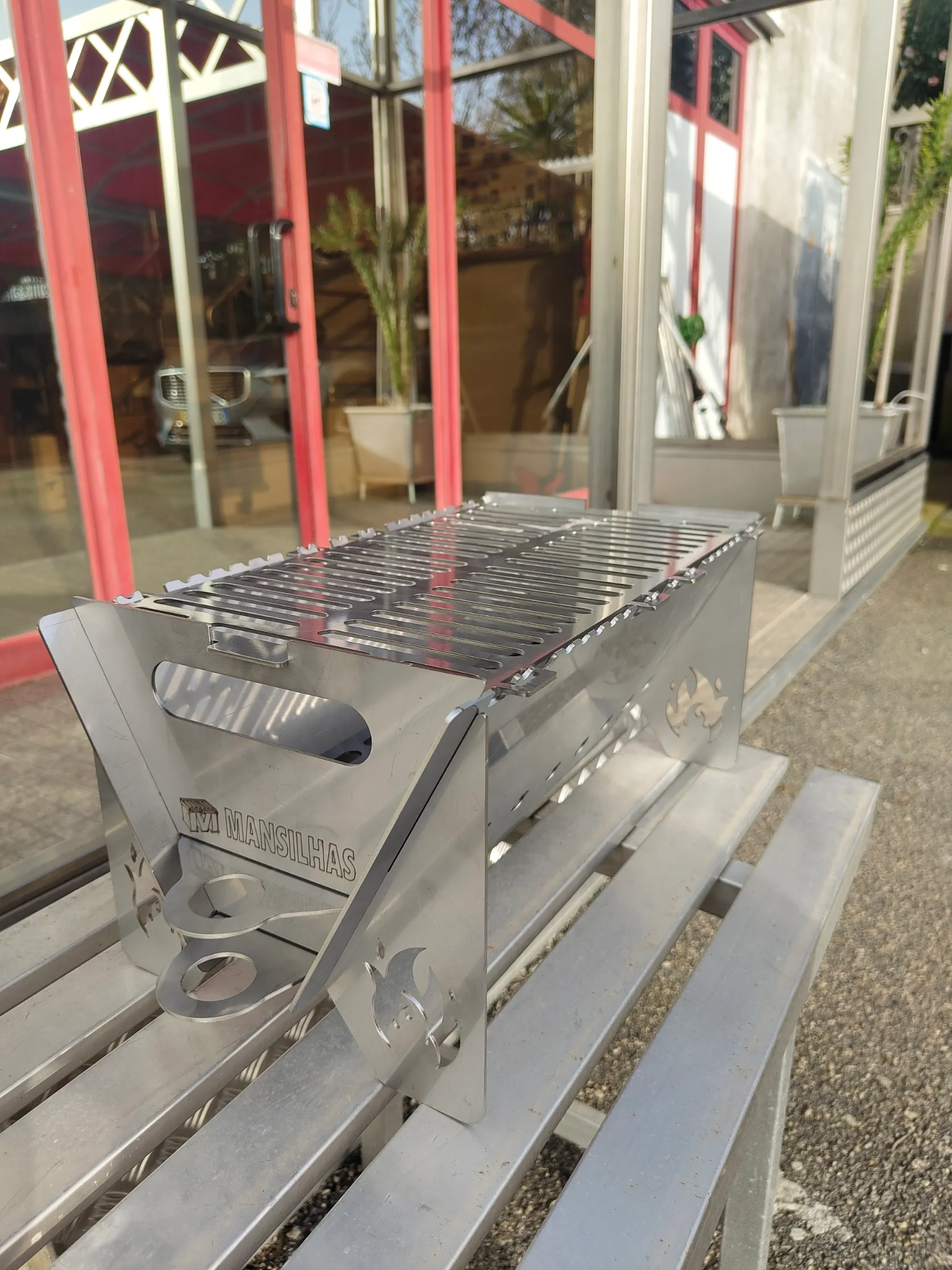 Churrasqueira Portátil e Desmontável em INOX ou Ferro Tratado com Grelha - fotografia 2